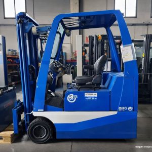 Seguridad Certificada: Protección Ex II 2G IIB T4 (Zona 1), garantizando una operación segura en atmósferas explosivas. Visibilidad y Altura: Equipada con mástil Duplex de 3.175 mm, con una altura de repliegue baja (2.060 mm) perfecta para pasar por puertas estándar. Potencia y Autonomía: Sistema de 80V con batería de 375Ah, ofreciendo un ciclo de trabajo robusto y constante. Precisión: Incluye desplazador lateral para un posicionamiento de carga exacto y horquillas estándar de 1.200 mm.